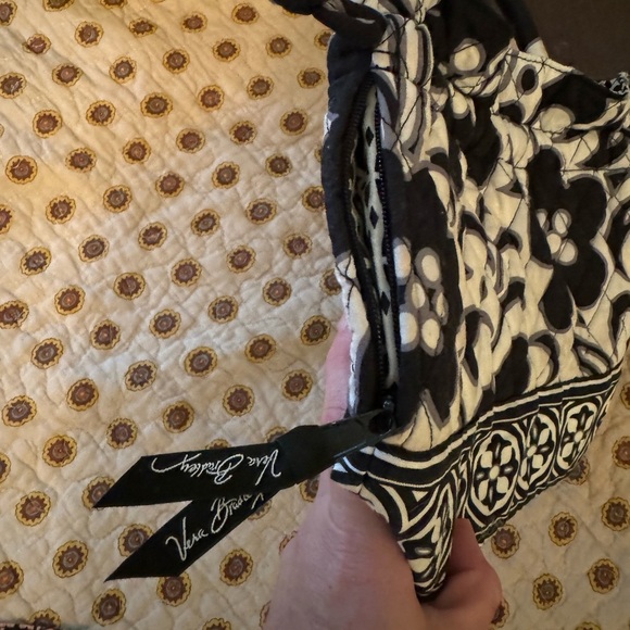Vera Bradley Black White Boho Floral Side Pockets Drawstring Top Quilted Purse - Picture 8 of 14